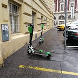 Koloběžky Lime se válejí po celé Praze, lidé na nich jezdí po chodníku. Podle...
