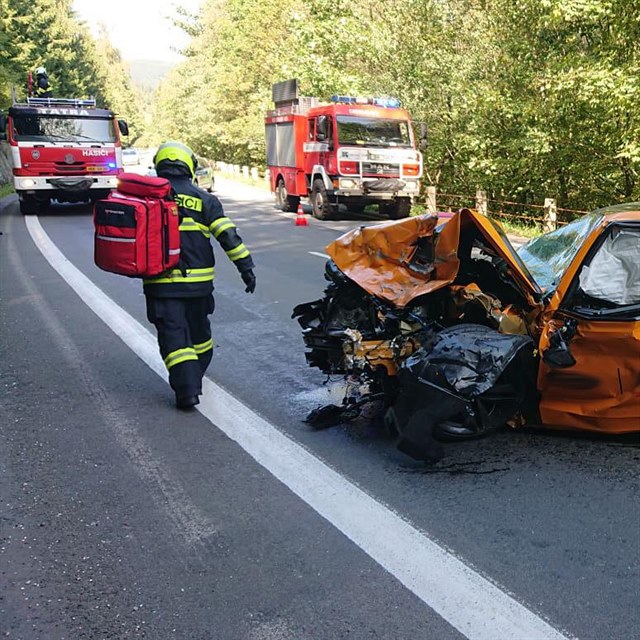 Sraz sportovnch voz skonil tragdi. idi Fordu Mustang vjel do protismru...