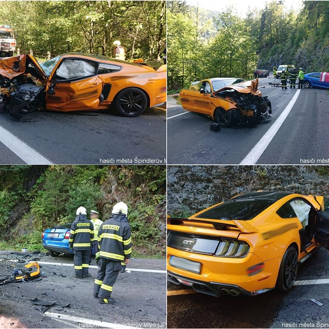 Během nelegálního závodu Fordů Mustang u Vrchlabí zemřel řidič Škody Rapid.