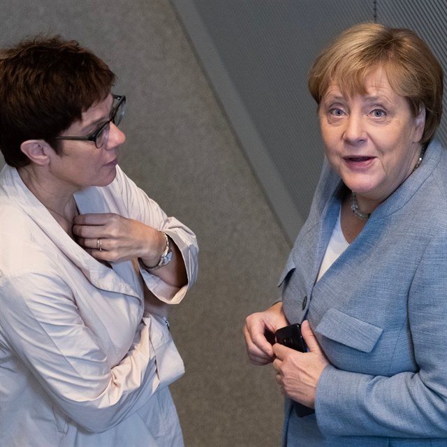 Angela Merkel s ministryní obrany Annegret Kramp-Karrenbauer: Jak asi vysvětlí...