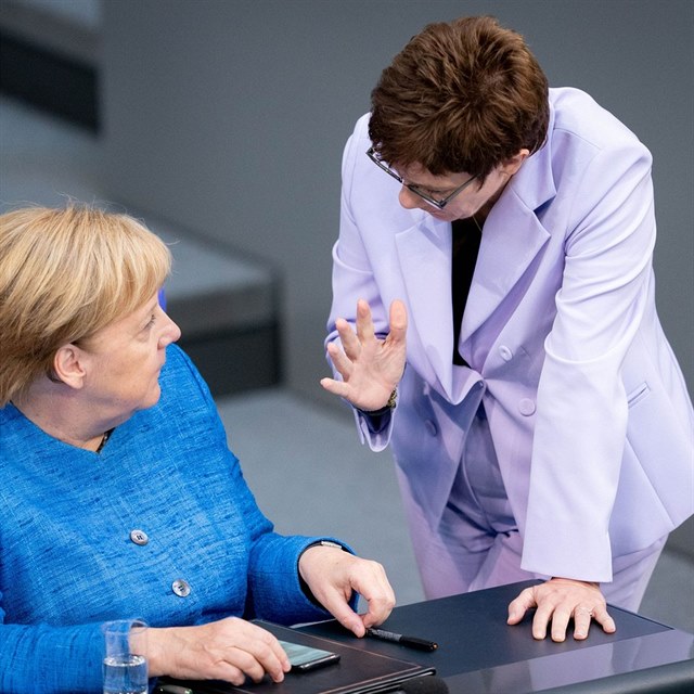 Angela Merkel s ministryn obrany Annegret Kramp-Karrenbauer: Vd dmy, e...