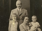 Unikátní rodinné foto, bohuel ásten pokozené  tatínek Vlastimil, o 3 roky...