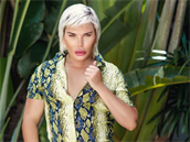 Rodrigo Alves nafotil kampa, ve které je stylizovaný jako ena.