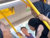 ena v hidábu rozpoutala melu v londýnském autobusu.