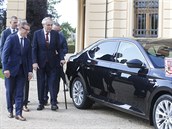 Prezident Zeman dostal k narozeninám nové auto.