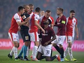 Sparan Benjamin Tetteh byl v derby vylouen po drsném zákroku na Davida...