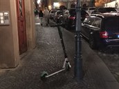Kolobky Lime se válejí po celé Praze, lidé na nich jezdí po chodníku. Podle...
