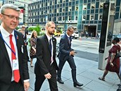 I premiér Andrej Babi chodí po New Yorku pky.