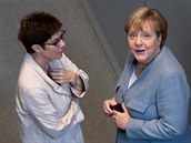 Angela Merkel s ministryní obrany Annegret Kramp-Karrenbauer: Jak asi vysvtlí...