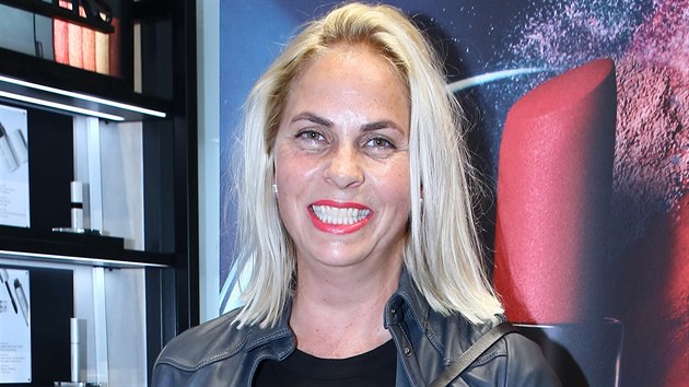 Partnerka Mirka Etzlera pila sama na pedstavení nových rtnek Bobbi Brown.