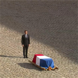 Prezident Macron se loučil se zesnulým prezidentem Chiracem.