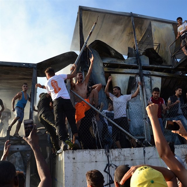 Migranti zaplili peplnn tbor na ostrov Lesbos. Zemela ena a mal dt.