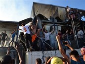 Migranti zapálili peplnný tábor na ostrov Lesbos. Zemela ena a malé dít.