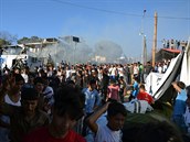 Migranti nejdív zapálili olivový háj u tábora a o nkolik minut pozdji...
