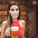 Monika Timková vyděsila fanoušky, kteří jí vzkázali, že by piva měla pít víc,...