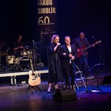 Na koncert u pleitosti 60. narozenin Jakuba Smolka zazpvala i Monika...