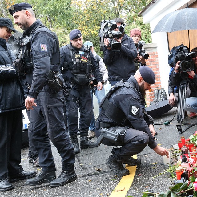 I policist pijeli ped vilu na Bertramce vzdt est Karlu Gottovi.