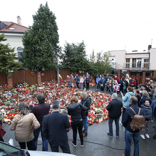 Ped Gottovou vilou na Bertramce lid neustle pokldaj svky a kvtiny.