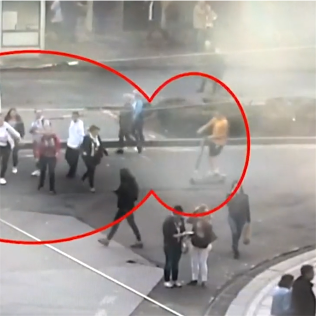 Opil turista na kolobce Lime nezvldl zen a vjel do skupiny jinch turist na Vclavskm nmst.