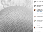 Jakub si po útku Agáty na Instagram vyfotil otlacený zadek.