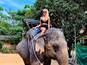 Lidi také natvala tím, e v Thajsku jezdila na slonovi, kterého tam týrají.