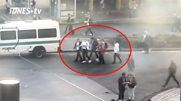 Opilý turista najel do skupinky nic netuících turist.