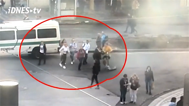 Mu narazil do skupinky turist na sdílené kolobce. Po kolizi zstala jedna z...