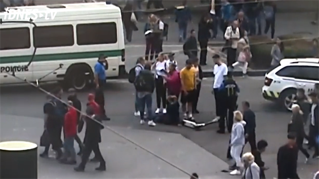 Stráníci enu po sráce s turistou na kolobce oetili, pak se jí ujali...