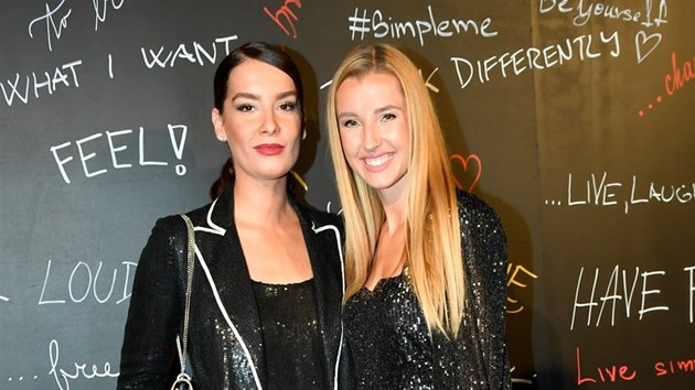 Nikola Buranská s kamarádkou