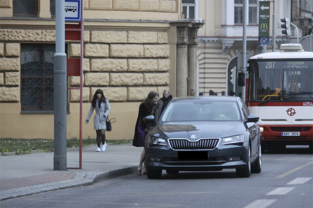 Pirátka Michaela Krausová vystupuje z auta manaera JCDecaux Tomáe Tenzera.