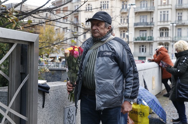 Prvn fanouci stoj frontu na posledn rozlouen s Karlem Gottem.