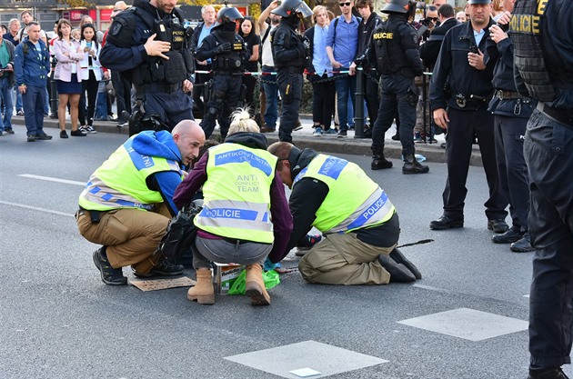 Pilepeným aktivistm museli pomoct lenové anti-konfliktního týmu.