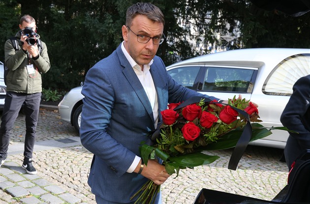 Na ofn pijel i ministr dopravy Vladimr Kremlk poloit kytici r.