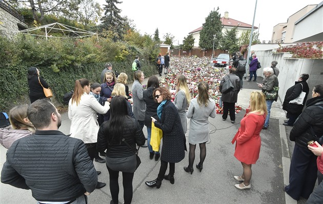 Ped vilou na Bertramce jsou dal tisce svek, kter brn vjezdu do ulice.