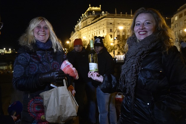 Fronta u ofna se pozvolna prodluuje.