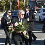 Karel Šíp, Janek Ledecký a Jaromír Jágr přicházejí na pohřeb.