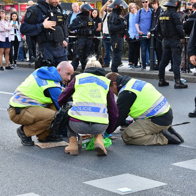 Pilepenm aktivistm museli pomoct lenov anti-konfliktnho tmu.