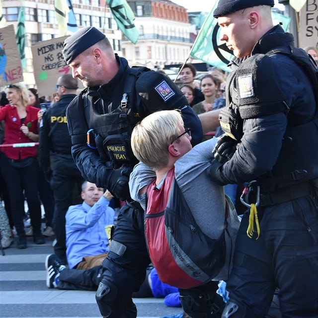 Pilepenm aktivistm museli pomoct lenov anti-konfliktnho tmu.