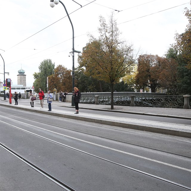 Pest tuto lvku za tramvajovou zastvkou budou fanouci pichzet k palci...