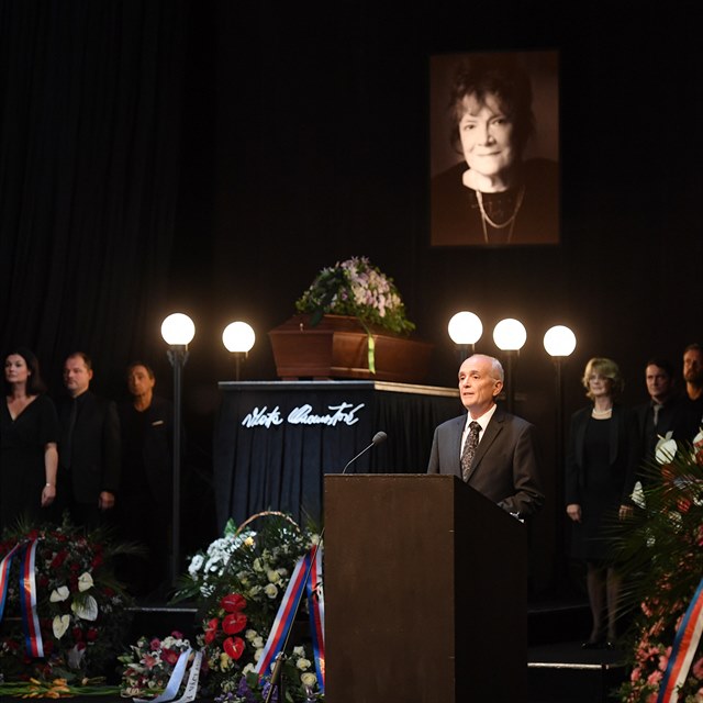 V Národním divadle probíhá pohřeb Vlasty Chramostové.