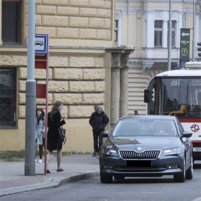 Pirtka Michaela Krausov vystupuje z auta manaera JCDecaux Tome Tenzera.