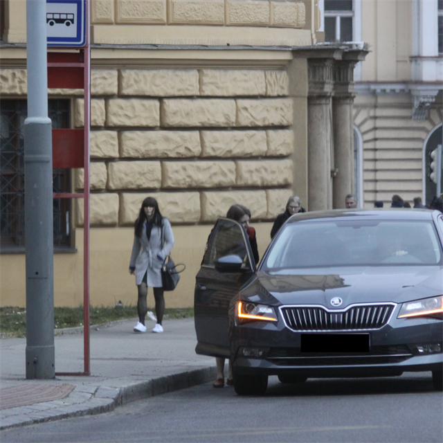 Pirtka Michaela Krausov vystupuje z auta manaera JCDecaux Tome Tenzera.