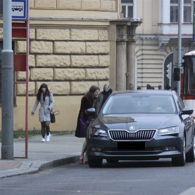 Pirtka Michaela Krausov vystupuje z auta manaera JCDecaux Tome Tenzera.