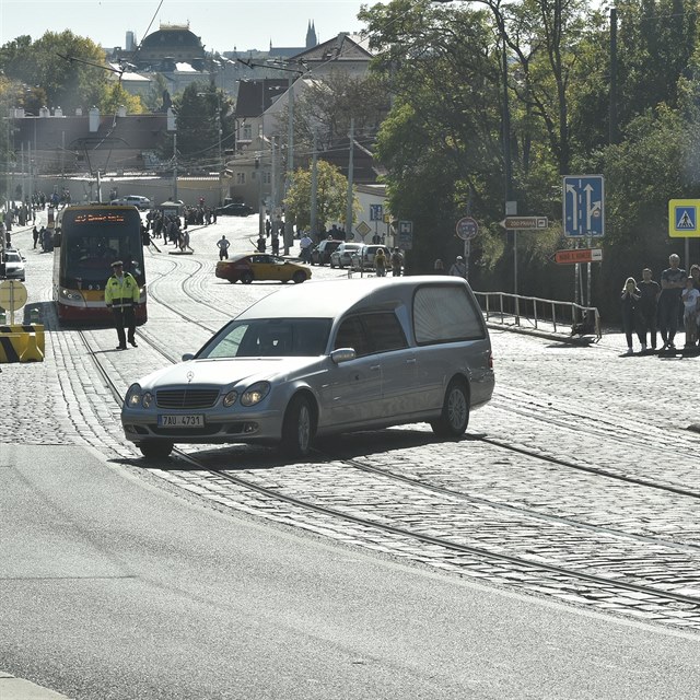 Vz s rakv odjd z arelu Praskho hradu.