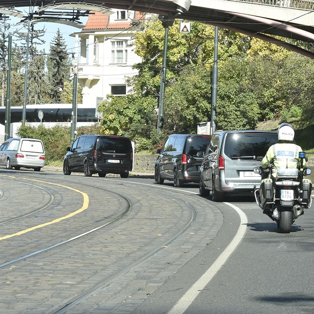 V�z s rakv� proj�d� Prahou.