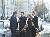 Linda Rybová s Davidem Prachaem, Jan Dolanský (telefonuje) a Ondej Pavelka.