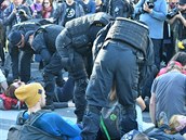 Policisté odlepovali aktivisty ze zem.
