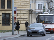 Pirátka Michaela Krausová vystupuje z auta manaera JCDecaux Tomáe Tenzera.