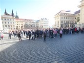 Na 3. nádvoí Praského hradu záduní mi sledovaly davy lidí.
