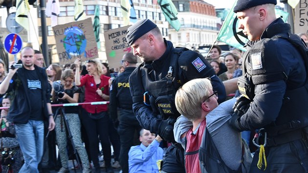 Pilepeným aktivistm museli pomoct lenové anti-konfliktního týmu.